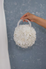 İncili Beyaz Karanfil Özel Tasarım Yuvarlak Çanta Gelin Buketi