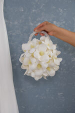 Beyaz Manolyalı Özel Tasarım Yuvarlak Çanta Gelin Buketi